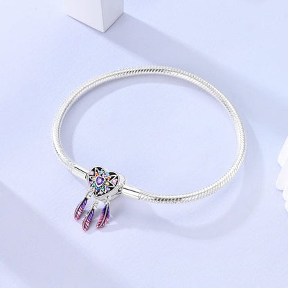 Pulsera con dije de corazón de arcoíris y atrapasueños