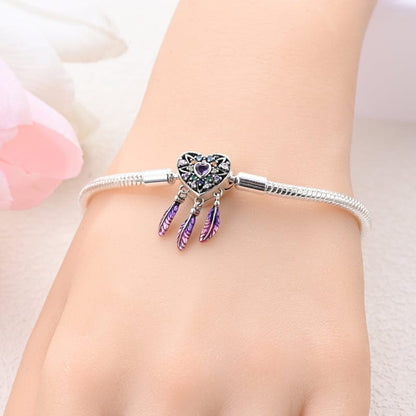 Pulsera con dije de corazón de arcoíris y atrapasueños