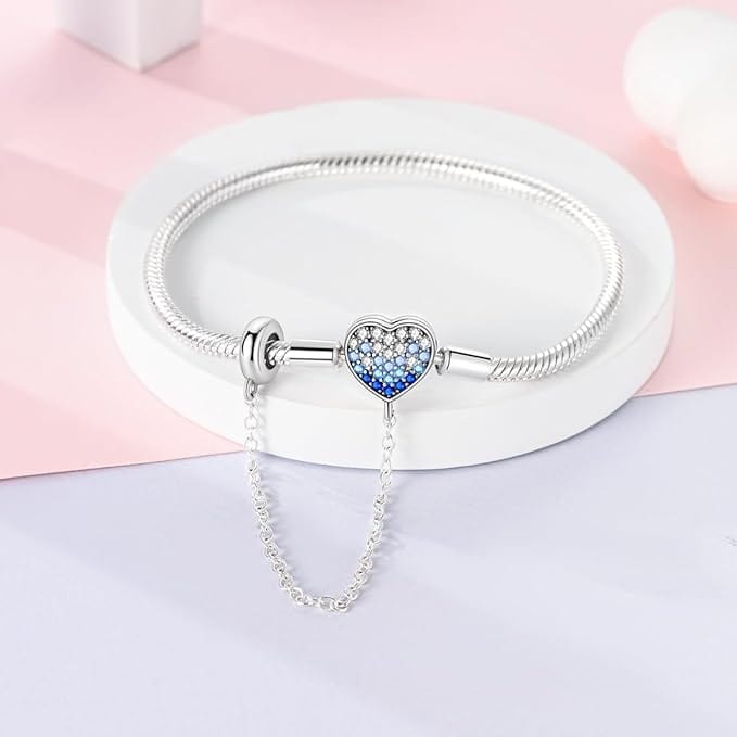 Pulsera con dije de corazón con cristales degradados azules y cadena de seguridad