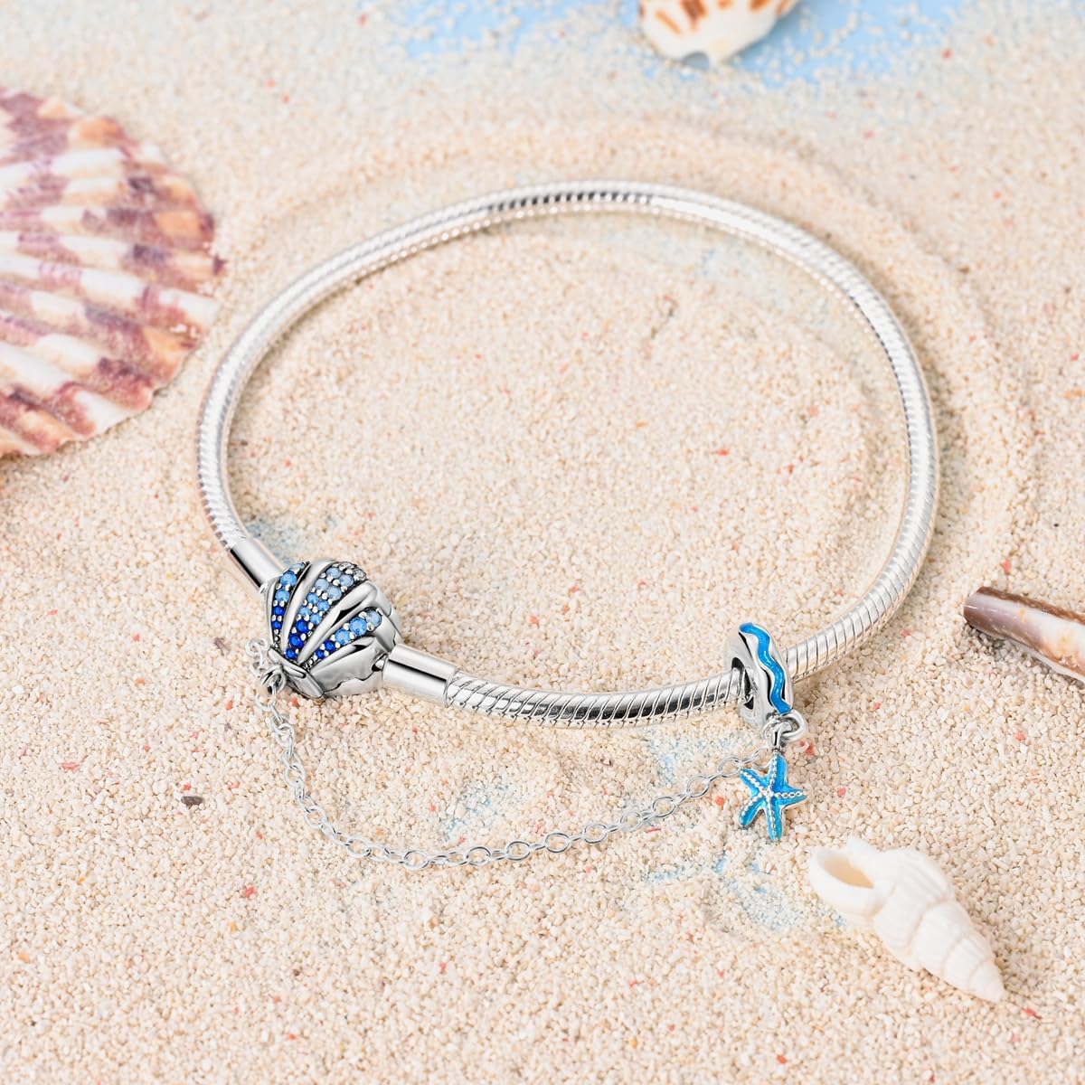 Pulsera con temática oceánica y dijes de conchas marinas y estrellas de mar de cristal azul