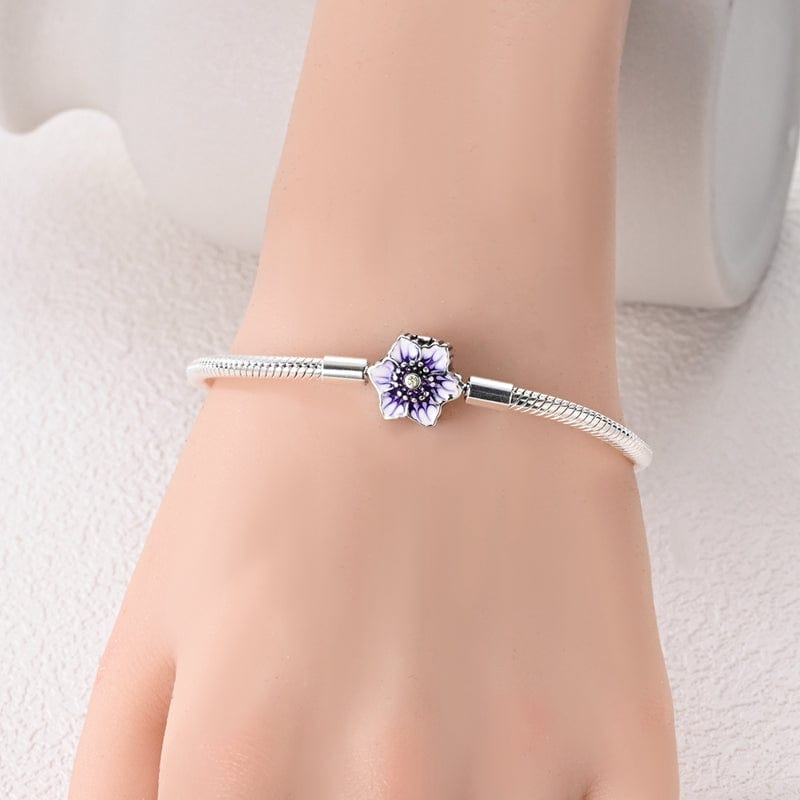 Pulsera con dije de flor morada