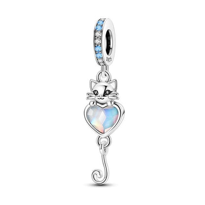 Charm colgante con forma de gato y corazón brillante