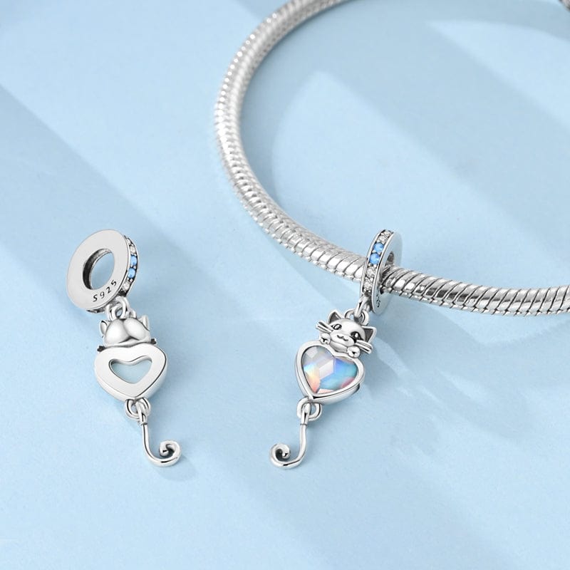 Charm colgante con forma de gato y corazón brillante