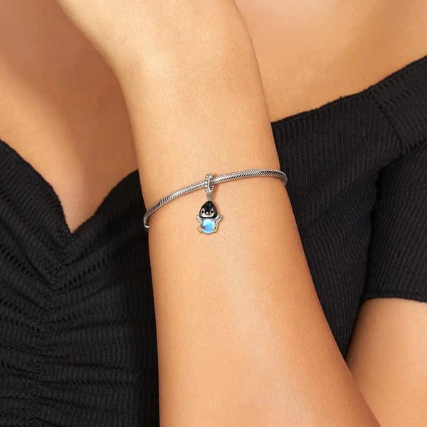 Charm colgante de pingüino con esfera azul brillante