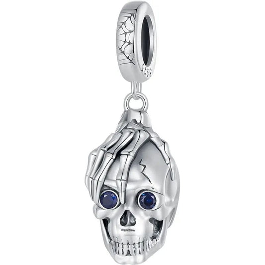 Craniu de Halloween în mână Dangle Charm