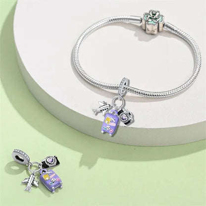 Repülőgép, fényképezőgép és lila bőrönd Triple Dangle Charm