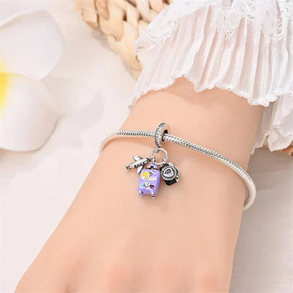 Repülőgép, fényképezőgép és lila bőrönd Triple Dangle Charm