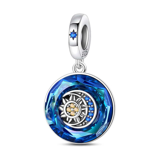 Charm de cristal azul zafiro con detalles de sol y luna