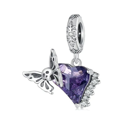 Dije colgante con forma de calavera y mariposa sobre corazón morado