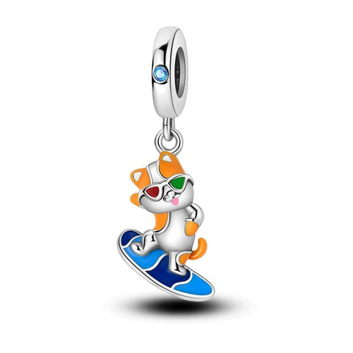 Charm colgante de verano con forma de gato surfista