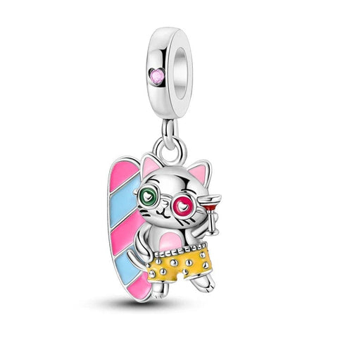 Charm colgante de verano con forma de gato y cóctel surfista