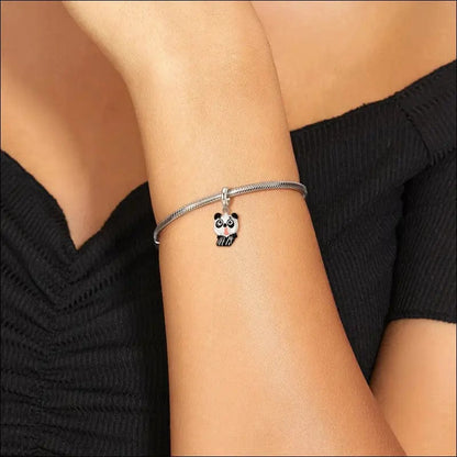 Charm colgante de panda sorprendido